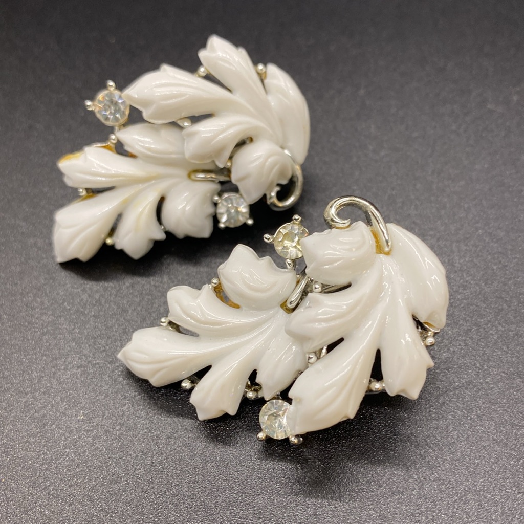 Vintage Lisner White Floral Earrings With Rhinestones 20$